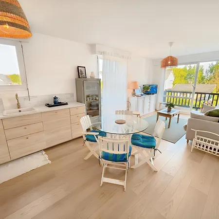 Sur Mer, 2 Minute Walk To Beach, 2 Parking Spaces And Balcony דירה