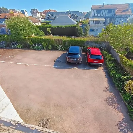 Sur Mer, 2 Minute Walk To Beach, 2 Parking Spaces And Balcony *