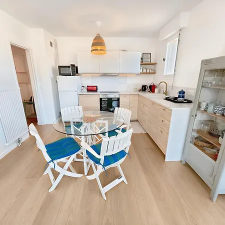 Sur Mer, 2 Minute Walk To Beach, 2 Parking Spaces And Balcony דירה