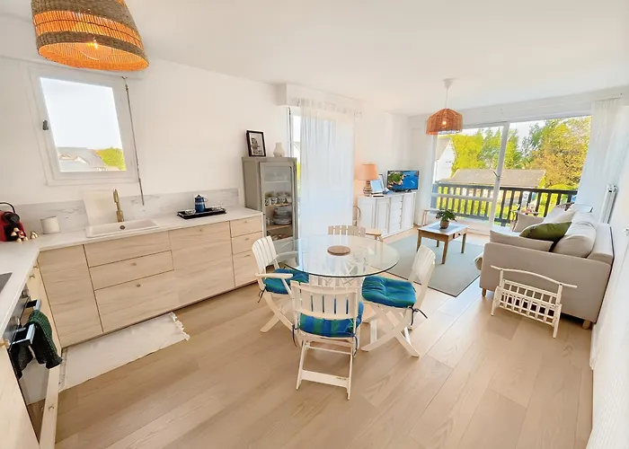 Sur Mer, 2 Minute Walk To Beach, 2 Parking Spaces And Balcony דירה