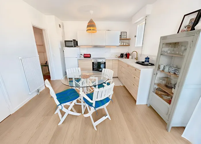 Sur Mer, 2 Minute Walk To Beach, 2 Parking Spaces And Balcony דירה