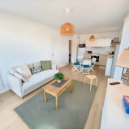 Sur Mer, 2 Minute Walk To Beach, 2 Parking Spaces And Balcony *