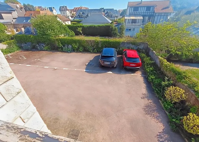 Sur Mer, 2 Minute Walk To Beach, 2 Parking Spaces And Balcony *