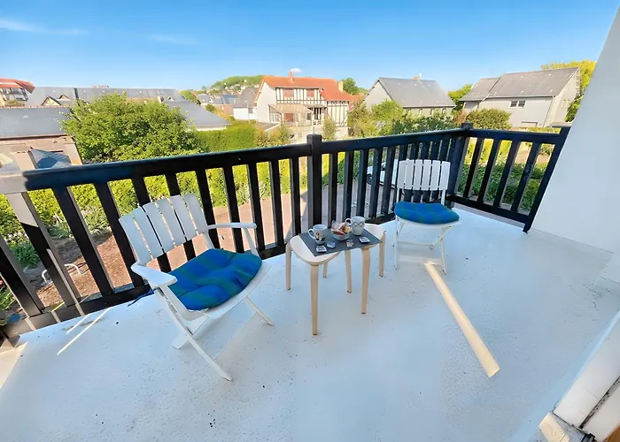 Appartement Sur Mer, 2 Minute Walk To Beach, 2 Parking Spaces And Balcony *